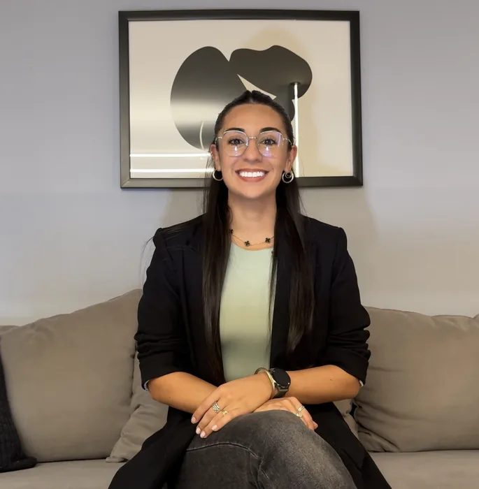 Flor Cardoso, licenciada en nutrición, sentada y sonriendo