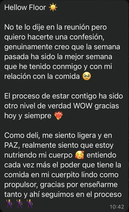 Mensaje de WhatsApp de una clienta contando que se siente ligera y en paz con la comida